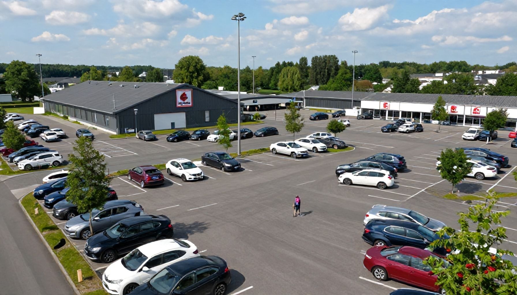 Großzügige Parkflächen für Besucher